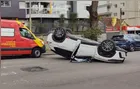 Idosa de 70 anos fica ferida após SUV capotar ao atingir outro carro em cruzamento em Curitiba