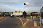 Vídeo mostra trabalhador sendo ejetado de caminhão em acidente com trem