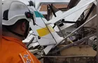 Avião de pequeno porte cai em Goiânia e destrói uma casa
