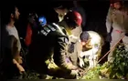 Idoso passa 8h à espera de socorro após cair com trator em barranco