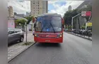 Idoso se distrai na faixa de pedestres e é atropelado por ônibus biarticulado em Curitiba