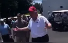 Trump joga golfe nos EUA após ser alvo de fake news sobre morte