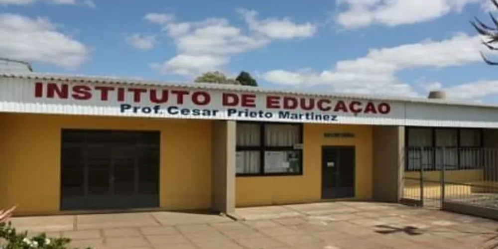 Colégio está localizado na rua Joaquim Paula Xavier, 636