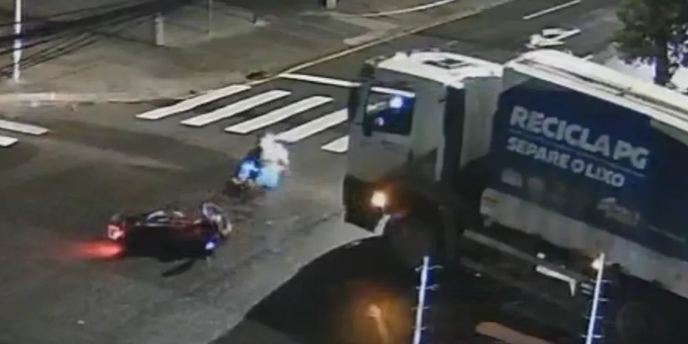 Colisão entre caminhão e moto foi registrada por câmera de segurança