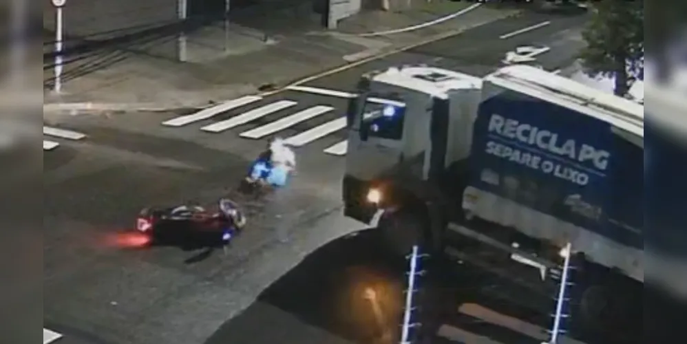 Colisão entre caminhão e moto foi registrada por câmera de segurança