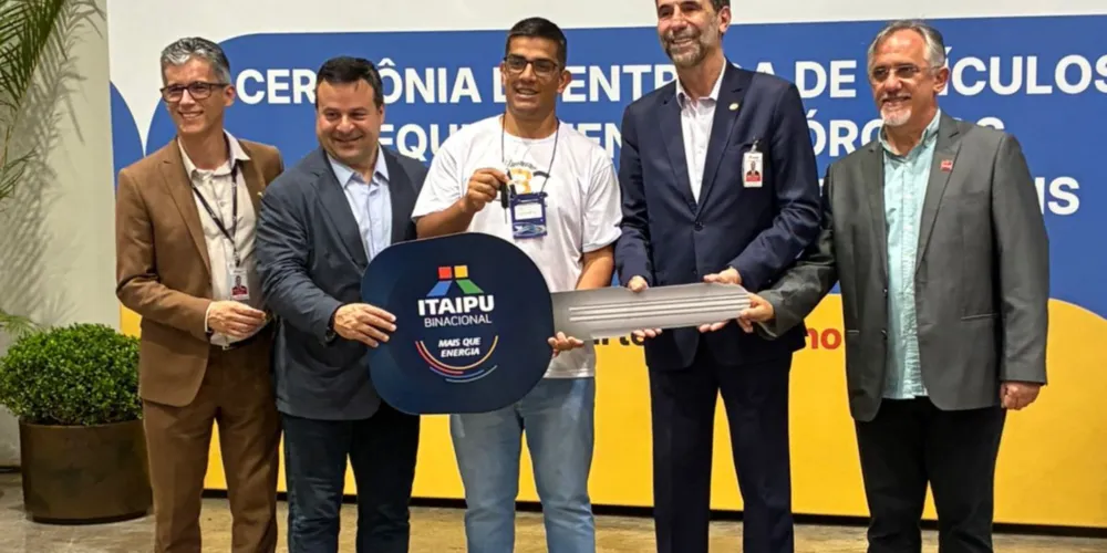 A doação contou com a presença do diretor-geral brasileiro da Itaipu, Enio Verri