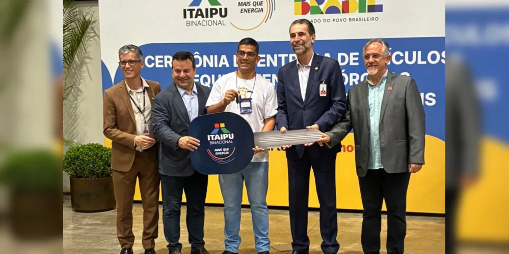 A doação contou com a presença do diretor-geral brasileiro da Itaipu, Enio Verri