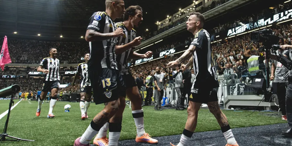 Jogadores do Atlético-MG comemoram o gol de Bernard, o segundo sobre o Independiente del Valle na semifinal da Sul-Americana