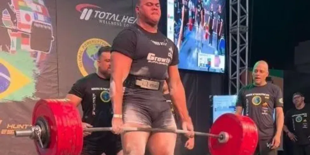 Bitelo durante competição de Powerlifting