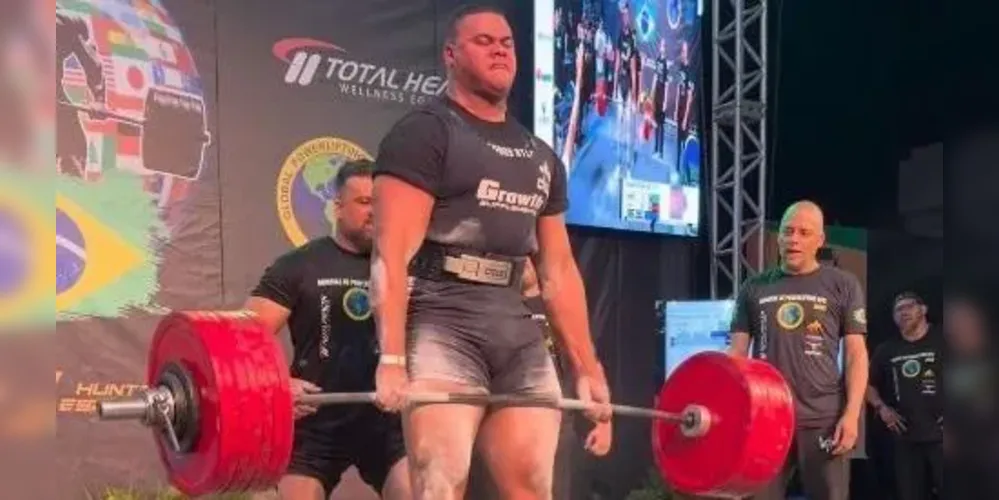 Bitelo durante competição de Powerlifting