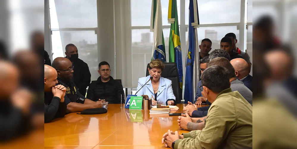 Prefeita Elizabeth Schmidt assinando a prorrogação do concurso