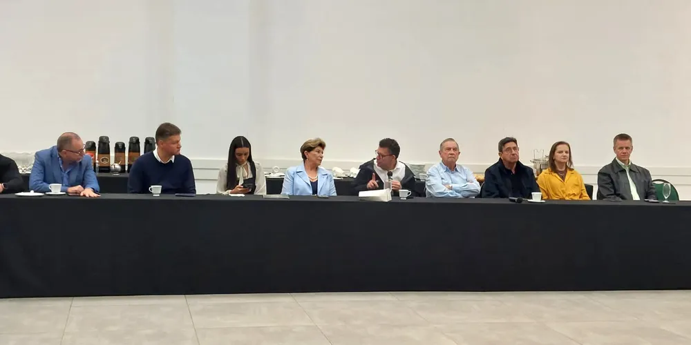 A prefeita Elizabeth Schmidt e a secretária Faynara Merege estiveram presentes no evento