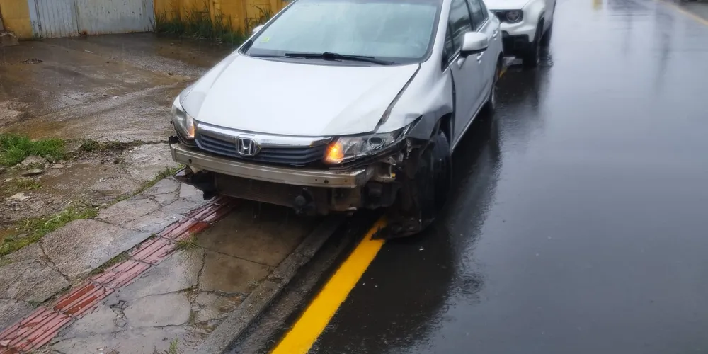 Entre os veículos envolvidos, estão um Honda/Civic, um Toyota/Etios, um VW/Gol e um Chev/Spin