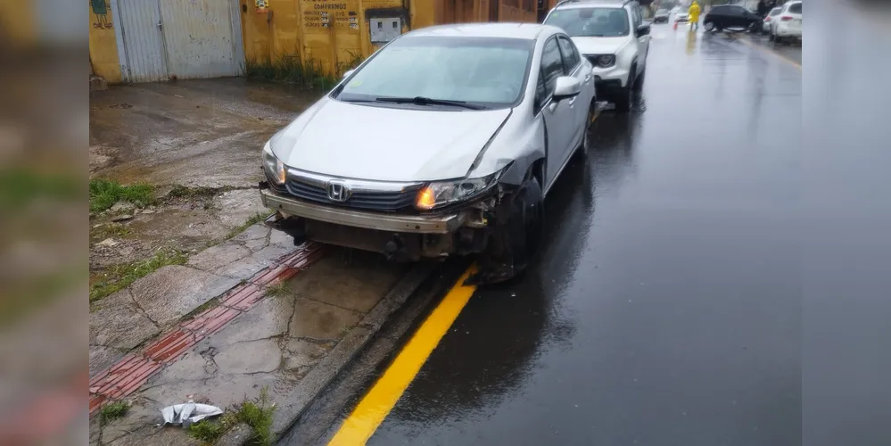 Entre os veículos envolvidos, estão um Honda/Civic, um Toyota/Etios, um VW/Gol e um Chev/Spin