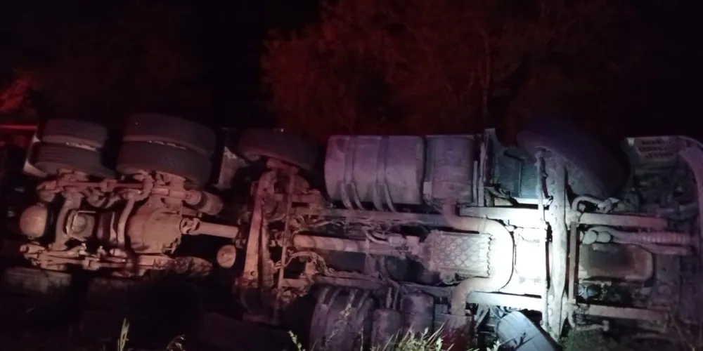 O acidente aconteceu na madrugada deste sábado (25)