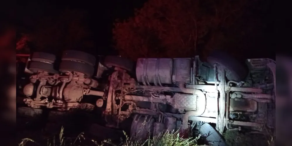 O acidente aconteceu na madrugada deste sábado (25)