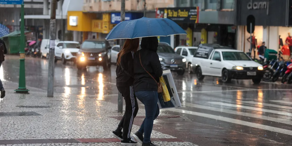 Frente fria e sistema de baixa pressão deixam a semana chuvosa no Paraná