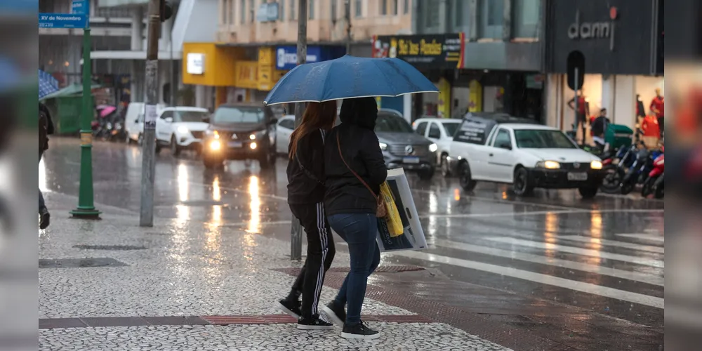 Frente fria e sistema de baixa pressão deixam a semana chuvosa no Paraná