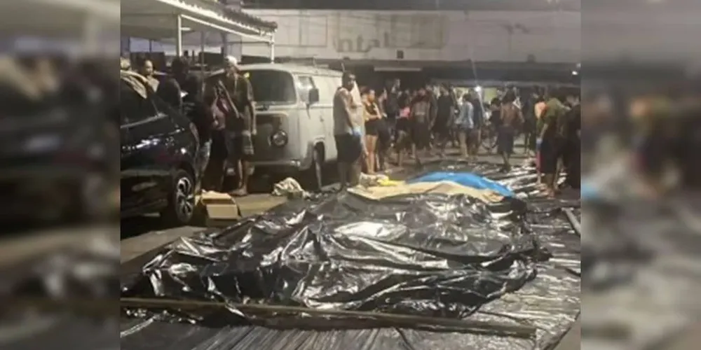 Moradores chegaram a transportar seis corpos em uma Kombi