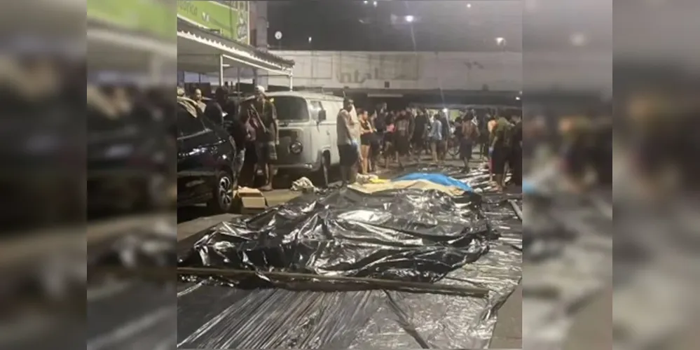 Moradores chegaram a transportar seis corpos em uma Kombi