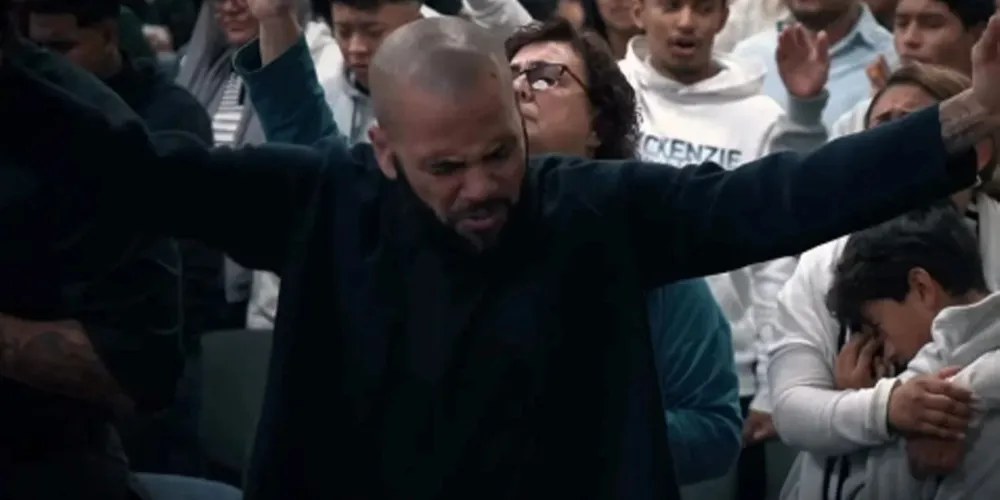 Daniel Alves em culto em igreja na Espanha