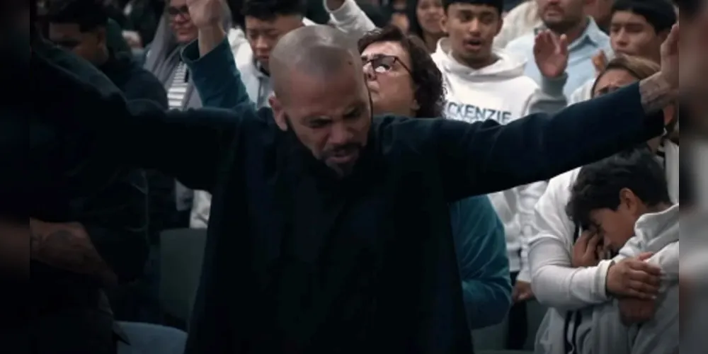 Daniel Alves em culto em igreja na Espanha