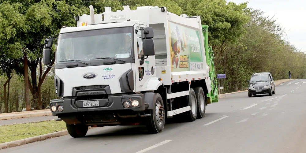 O motorista e os coletores do caminhão não se feriram