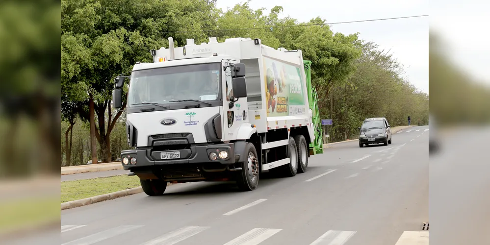 O motorista e os coletores do caminhão não se feriram
