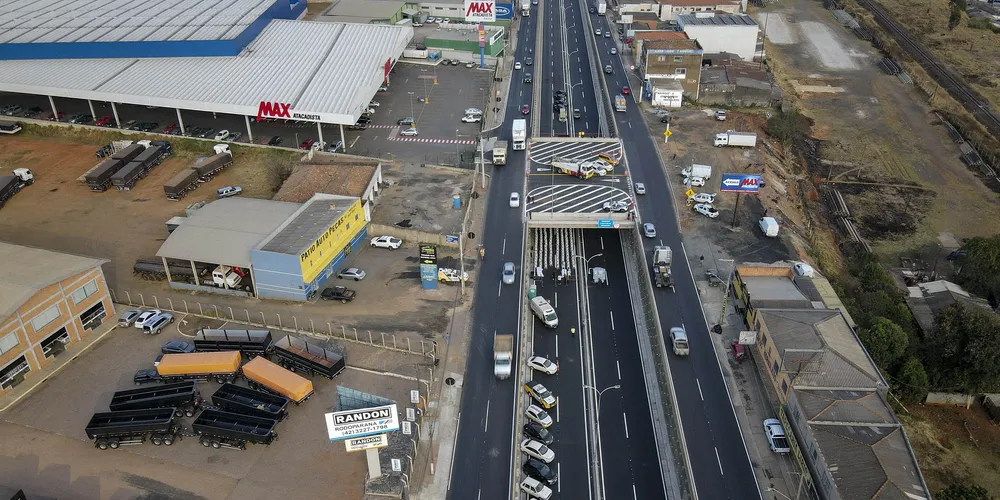 Recebem atenção especial as regiões mais afetadas pelos temporais, como a Avenida Souza Naves, no trecho urbano Ponta Grossa