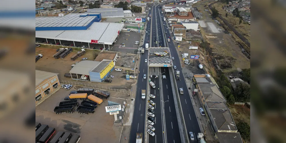 Recebem atenção especial as regiões mais afetadas pelos temporais, como a Avenida Souza Naves, no trecho urbano Ponta Grossa