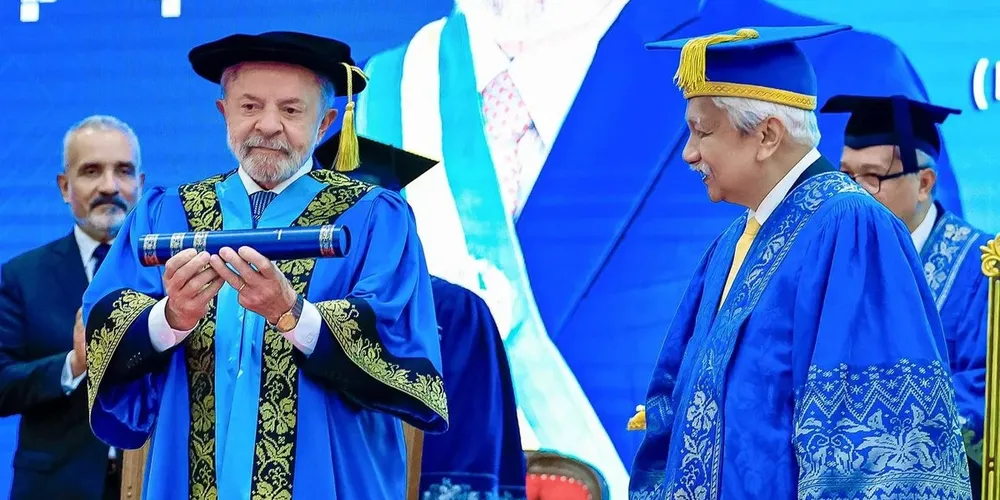 Presidente Lula recebendo o título de Doutor Honoris Causa na área de Filosofia e Desenvolvimento Internacional e Sul Global