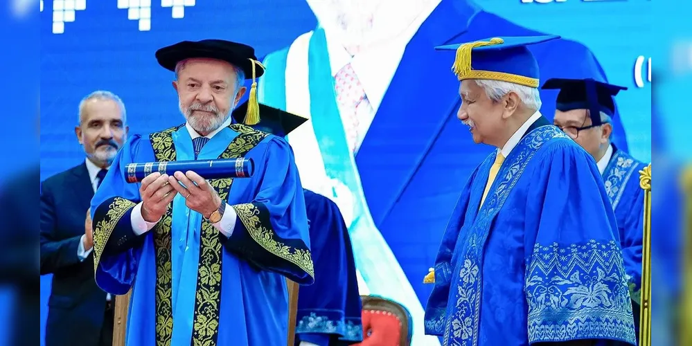 Presidente Lula recebendo o título de Doutor Honoris Causa na área de Filosofia e Desenvolvimento Internacional e Sul Global