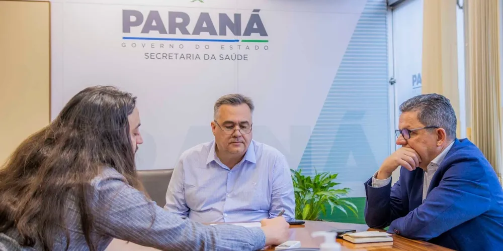 Compõem a imagem da direita para a esquerda: reitor Miguel Sanches, secretário Beto Preto, e o diretor da Sesa Ian Sonda