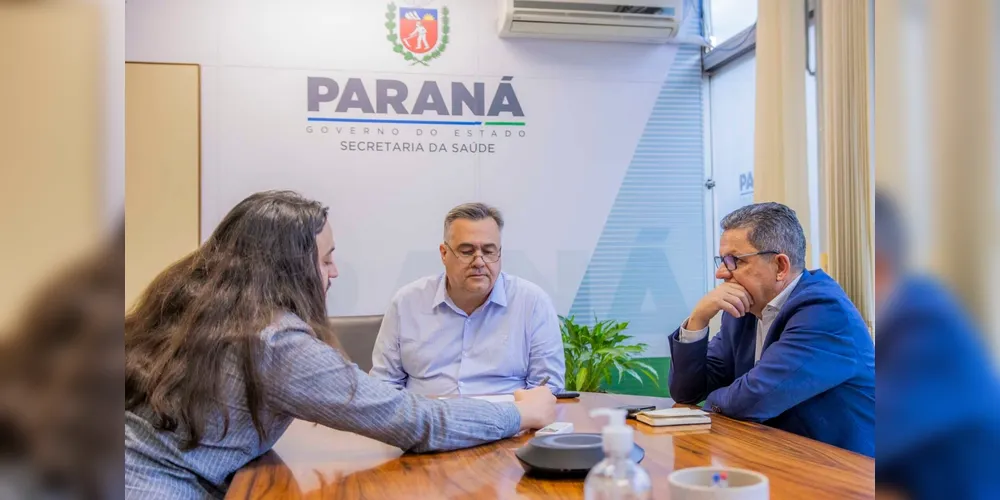 Compõem a imagem da direita para a esquerda: reitor Miguel Sanches, secretário Beto Preto, e o diretor da Sesa Ian Sonda