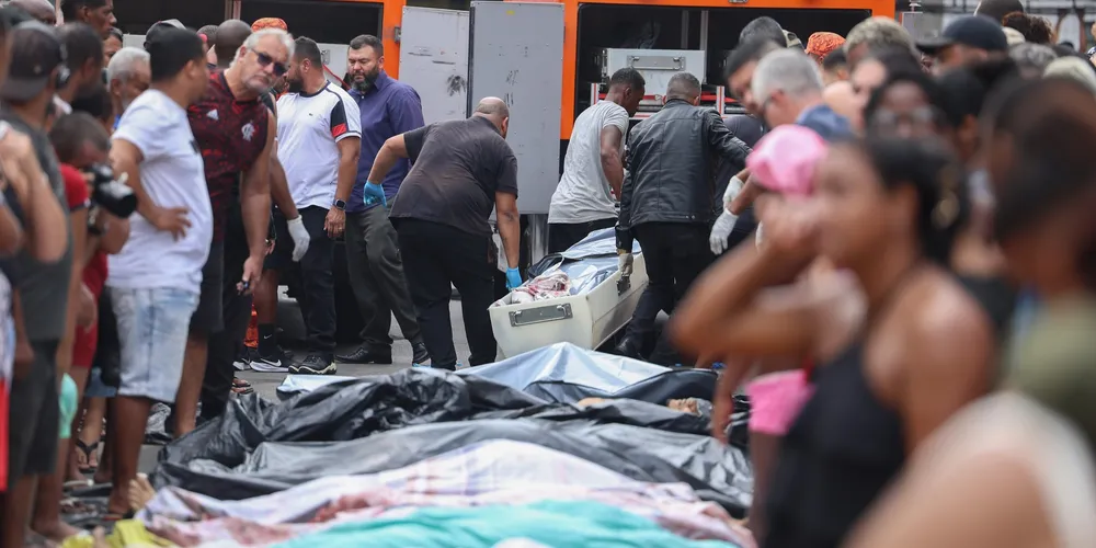Corpos trazidos por moradores para a Praça São Lucas, na Penha são retirados