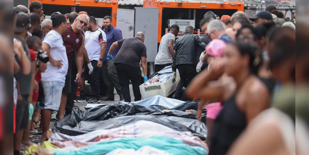 Corpos trazidos por moradores para a Praça São Lucas, na Penha são retirados