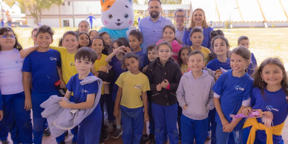 Secretário de educação do estado em registro com alunos