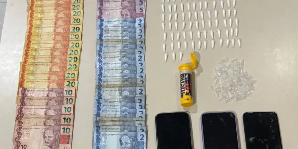 As equipes localizaram 123 embalagens de substância análoga à cocaína