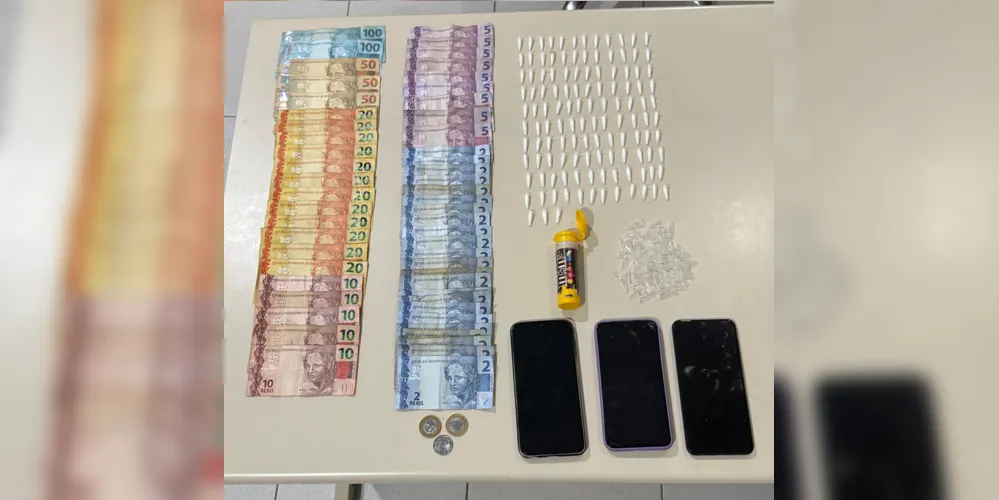 As equipes localizaram 123 embalagens de substância análoga à cocaína