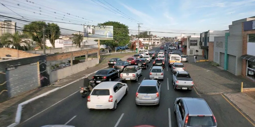 Avenida Carlos Cavalcanti, que liga o Centro a Uvaranas, está entre as vias com maior fluxo de veículos em Ponta Grossa