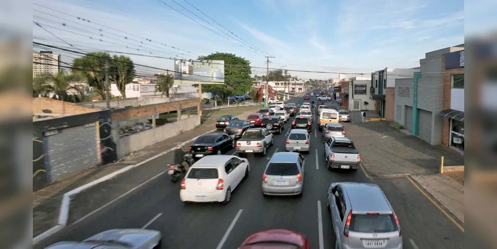 Avenida Carlos Cavalcanti, que liga o Centro a Uvaranas, está entre as vias com maior fluxo de veículos em Ponta Grossa