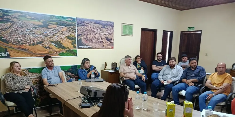 O prefeito Zelio Bittencourt esteve reunido com secretários municipais no gabinete da Prefeitura
