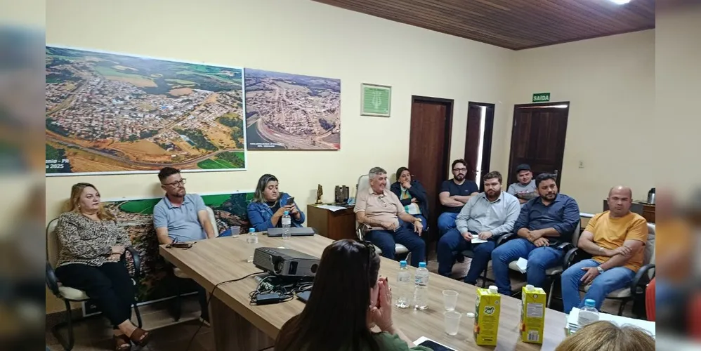 O prefeito Zelio Bittencourt esteve reunido com secretários municipais no gabinete da Prefeitura