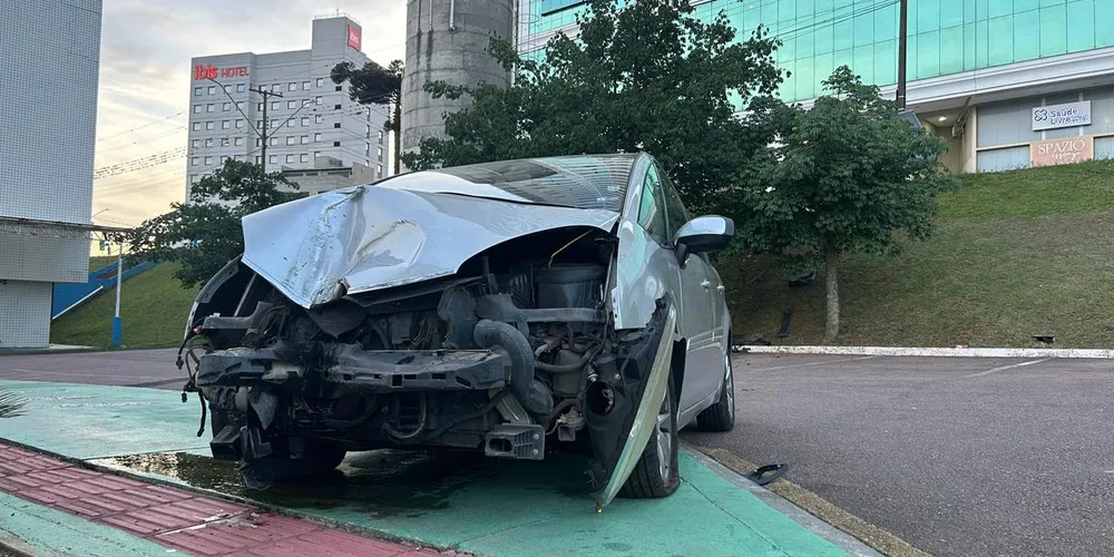 O acidente arrancou o ponto do lugar e o veículo Citroen C4 despencou em um barranco.