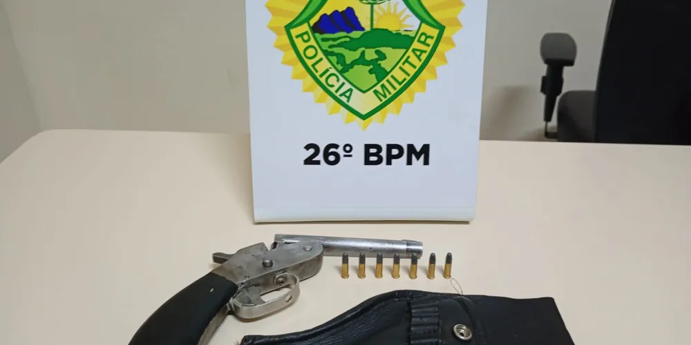 A arma de fogo pertencente ao suspeito foi apreendida