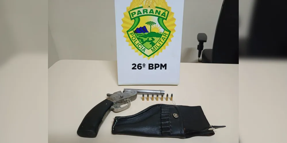A arma de fogo pertencente ao suspeito foi apreendida