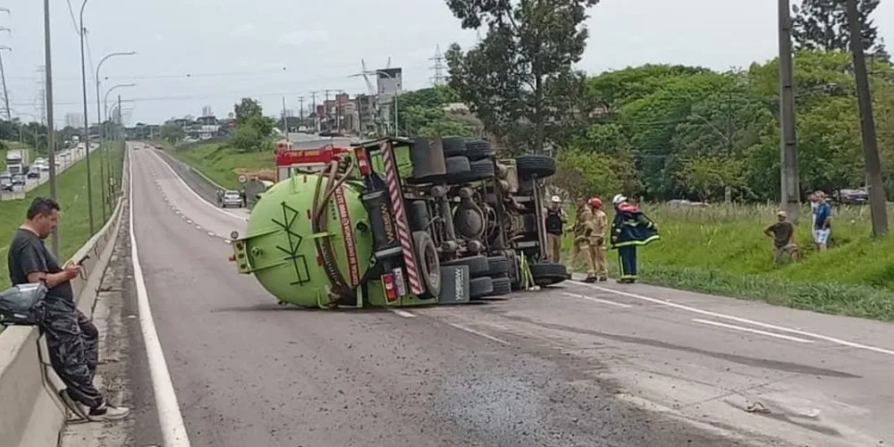 A pista ficou interditada por cerca de três horas para o trabalho das equipes e a remoção do caminhão