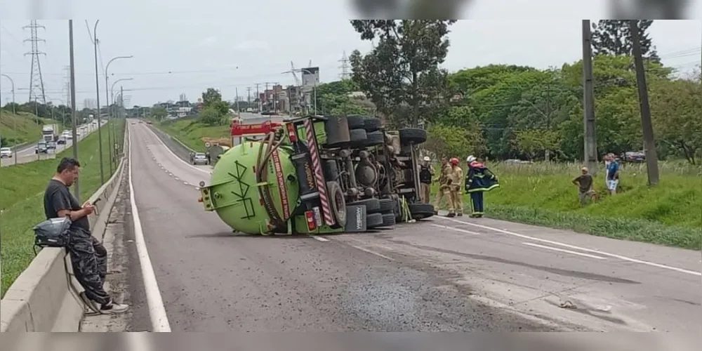 A pista ficou interditada por cerca de três horas para o trabalho das equipes e a remoção do caminhão