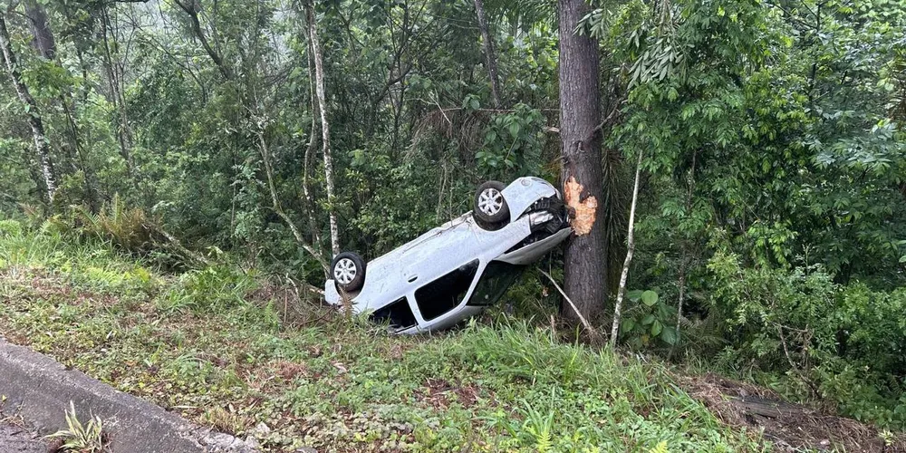 O veículo capotou às margens da rodovia
