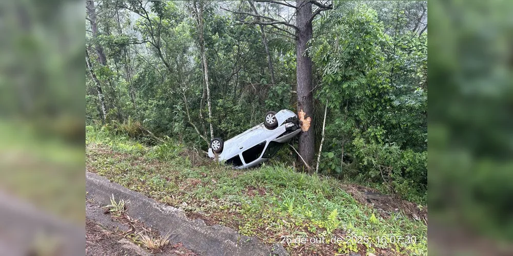 O veículo capotou às margens da rodovia